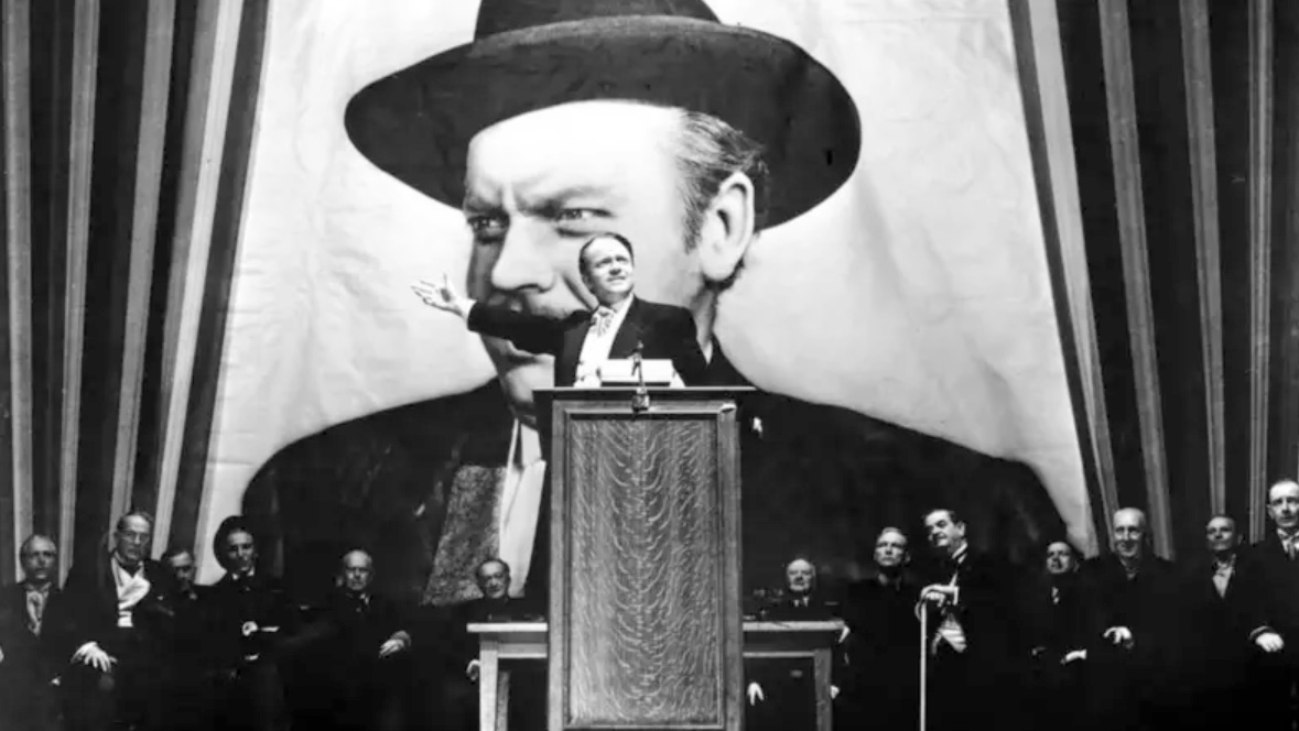 Imagen de <article>
<h1>Orson Welles: vida, obra y legado de un genio irrepetible del cine</h1>
<p>Hablar de <strong>Orson Welles</strong> es hablar de uno de los grandes revolucionarios de la historia del cine. Actor, director, guionista y productor, Welles fue un artista total cuya obra desbordó los límites del medio cinematográfico y que dejó una huella imborrable en la cultura popular. Su nombre siempre estará ligado a dos hitos: la legendaria emisión radiofónica de <em>La guerra de los mundos</em> en 1938 y su primera película, <em>Ciudadano Kane</em> (1941), considerada por muchos críticos como la mejor película de todos los tiempos.</p>
<p>Pero limitar a Welles a esos dos momentos sería injusto. Su vida estuvo marcada por la genialidad, la audacia y también por las dificultades económicas y las luchas con los estudios de Hollywood. A lo largo de su carrera, Welles firmó películas inolvidables, interpretó papeles memorables y dejó una estela de anécdotas que hacen de él una figura tan fascinante como compleja.</p>
<h2>La juventud de un prodigio</h2>
<p>George Orson Welles nació el 6 de mayo de 1915 en Kenosha, Wisconsin. Hijo de un inventor y una pianista, creció en un entorno donde el arte y la creatividad eran esenciales. Desde niño mostró un talento precoz para la música, la pintura y la interpretación. Tras la muerte de su madre, y más tarde de su padre, quedó al cuidado de un tutor, pero ya entonces estaba claro que su destino iba a ser poco convencional.</p>
<p>En su adolescencia, Welles viajó a Europa y comenzó a trabajar en el teatro. Su voz profunda, su imponente presencia y su desbordante carisma pronto le dieron notoriedad. Su incursión en la radio y el teatro le permitiría, a los veinte años, convertirse en una estrella del emergente <strong>Mercury Theatre</strong>, compañía que fundó junto al productor John Houseman.</p>
<h2>“La guerra de los mundos”: cuando la ficción se confundió con la realidad</h2>
<p>El 30 de octubre de 1938, Orson Welles y su compañía emitieron una adaptación radiofónica de <em>La guerra de los mundos</em>, la novela de ciencia ficción escrita por H. G. Wells en 1898. Lo que parecía una dramatización más acabó convirtiéndose en una de las emisiones más célebres de la historia de la radio.</p>
<p>El programa simulaba boletines informativos en directo que narraban la llegada de <strong>marcianos a la Tierra</strong>, con descripciones tan realistas que muchos oyentes creyeron que estaba sucediendo de verdad.</p>
<p>Se dice que cientos de personas entraron en pánico, algunos huyeron de sus casas y otros llamaron a las autoridades para pedir explicaciones. Aunque los estudios posteriores han matizado el alcance real del pánico —probablemente no fue tan masivo como se cuenta—, lo cierto es que la emisión catapultó a Welles a la fama nacional. A los 23 años, era ya una figura conocida en todo Estados Unidos, y su salto a Hollywood estaba a la vuelta de la esquina.</p>
<h2>El debut cinematográfico: Ciudadano Kane</h2>
<p>En 1939, Welles firmó un contrato con la RKO Pictures que le otorgaba una libertad creativa casi total: algo insólito para un cineasta debutante. El resultado fue <strong><em>Citizen Kane</em> (1941)</strong>, una película que cambió las reglas del juego.</p>
<p><em>Ciudadano Kane</em> narraba la vida de Charles Foster Kane, un magnate de la prensa inspirado en William Randolph Hearst. Con un guion coescrito junto a Herman J. Mankiewicz, la película exploraba la ambición, el poder y la soledad del éxito a través de un innovador mosaico narrativo.</p>
<h3>Innovaciones de Ciudadano Kane</h3>
<ul>
<li>Uso del <strong>flashback múltiple</strong> para contar la historia desde diferentes perspectivas.</li>
<li>La técnica del <strong>plano profundo de campo</strong>, con todos los elementos de la imagen en foco.</li>
<li>Una iluminación expresionista, heredada del cine negro y del teatro.</li>
<li>Un final abierto que invita a la reflexión sobre la vida y los deseos humanos.</li>
</ul>
<p>Aunque en su estreno no fue un éxito de taquilla —en parte por la campaña de desprestigio de Hearst—, con el tiempo fue reconocida como una obra maestra y hoy ocupa un lugar de honor en la historia del séptimo arte.</p>
<h2>Después de Kane: creatividad y conflictos</h2>
<p>Tras su debut, Welles nunca volvió a disfrutar de tanta libertad en Hollywood. Sus siguientes películas, <em>El cuarto mandamiento</em> (The Magnificent Ambersons, 1942) y <em>It’s All True</em>, sufrieron la intervención de los estudios, que recortaron y modificaron su visión original.</p>
<p>A partir de ahí, la carrera de Welles se convirtió en una lucha constante por mantener el control creativo frente a productores y ejecutivos. Sin embargo, incluso en esas circunstancias adversas, fue capaz de realizar obras de enorme calidad y originalidad.</p>
<h3>Obras destacadas posteriores</h3>
<ul>
<li><em>La dama de Shanghái</em> (1947): thriller con Rita Hayworth, famoso por la secuencia del salón de los espejos.</li>
<li><em>Macbeth</em> (1948) y <em>Otelo</em> (1951): adaptaciones personales de Shakespeare con gran sentido visual.</li>
<li><em>Sed de mal</em> (Touch of Evil, 1958): clásico del cine negro con uno de los planos secuencia más célebres de la historia.</li>
<li><em>Campanadas a medianoche</em> (Chimes at Midnight, 1965): su proyecto más querido, donde reunió personajes shakespearianos en una de sus mejores películas.</li>
</ul>
<h2>Orson Welles actor</h2>
<p>Aunque su faceta de director es la más recordada, Orson Welles también fue un <strong>actor prolífico</strong>. Su presencia imponente y su voz profunda le convirtieron en un intérprete muy demandado. Participó en películas como <em>El tercer hombre</em> (1949), donde su interpretación de Harry Lime quedó grabada en la memoria colectiva, o en producciones comerciales que le ayudaban a financiar sus proyectos personales.</p>
<h2>Curiosidades sobre Orson Welles</h2>
<ul>
<li>Pionero en el uso de <strong>efectos sonoros en radio</strong> para crear realismo.</li>
<li>Apasionado de la magia, solía actuar como mago en eventos privados.</li>
<li>Su relación con Hollywood estuvo marcada por los desencuentros: rara vez consiguió el montaje final de sus películas.</li>
<li>Ganó un <strong>Oscar honorífico en 1971</strong>; su único Oscar competitivo fue por el guion de <em>Ciudadano Kane</em>.</li>
<li>Amante de la gastronomía, en sus últimos años su aspecto físico se volvió tan imponente como su fama.</li>
<li>En televisión, protagonizó anuncios y programas memorables por su estilo peculiar.</li>
</ul>
<h2>Legado y reconocimiento</h2>
<p>La influencia de <strong>Orson Welles</strong> en el cine moderno es incuestionable. Directores como Martin Scorsese, Steven Spielberg, Francis Ford Coppola o Quentin Tarantino han reconocido su deuda con el estilo narrativo y visual de Welles.</p>
<p>Su capacidad para innovar en la narrativa, su audacia estética y su empeño en controlar todos los aspectos de una obra audiovisual le convierten en un precursor del cine de autor. Aunque su carrera estuvo plagada de obstáculos, su legado permanece intacto y sigue inspirando a nuevas generaciones de cineastas y cinéfilos.</p>
<p>En 1985, Orson Welles falleció en Los Ángeles a los 70 años, dejando tras de sí una filmografía irregular pero llena de joyas. Hoy, su nombre se pronuncia con reverencia en cualquier conversación sobre la historia del cine.</p>
<h2>Conclusión</h2>
<p>Orson Welles fue un genio indomable, un creador que desbordó los límites de su tiempo y que pagó el precio de su independencia artística. Su vida es la historia de un soñador que desafió a Hollywood y que dejó obras inmortales como <em>Ciudadano Kane</em>, <em>Sed de mal</em> o <em>Campanadas a medianoche</em>.</p>
<p>Y aunque la anécdota de <em>La guerra de los mundos</em> le dio fama temprana, su verdadero legado está en haber reinventado la manera en que se cuenta una historia en el cine. Orson Welles no solo hizo películas: construyó un mito.</p>
</article>